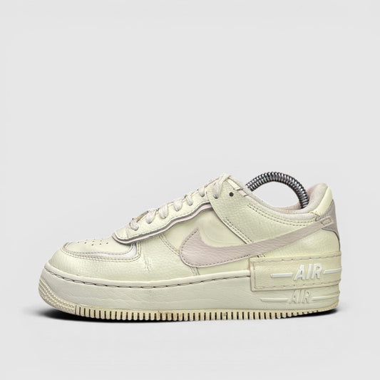 Nike Air Force 1 Shadow Coconut Milk, buty sportowe damskie w bardzo dobrym stanie rozmiar 36.5, boczny profil, lewa strona
