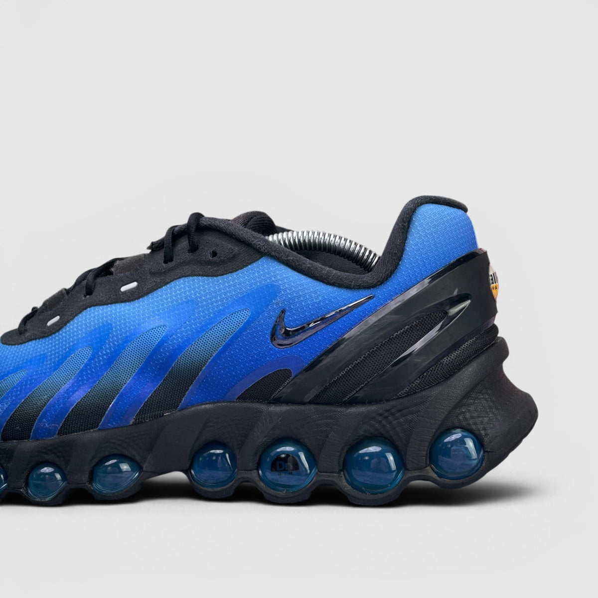 Nike Air Max DN8 Hyper Royal — buty sportowe męskie w bardzo dobrym stanie rozmiar 44.5, boczny profil, lewa strona
