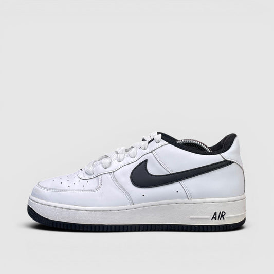 Nike Air Force 1 Low — buty sportowe damskie w bardzo dobrym stanie rozmiar 39, boczny profil, lewa strona