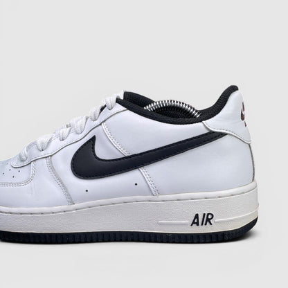 Nike Air Force 1 Low — buty sportowe damskie w bardzo dobrym stanie rozmiar 39, boczny profil, lewa strona