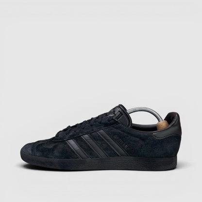 Adidas Gazelle Triple Black — buty sportowe męskie w bardzo dobrym stanie rozmiar 44, boczny profil, prawa strona