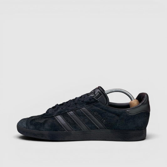 Adidas Gazelle Triple Black — buty sportowe męskie w bardzo dobrym stanie rozmiar 44, boczny profil, prawa strona