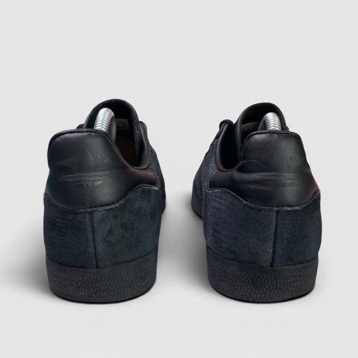 Adidas Gazelle Triple Black — buty sportowe męskie w bardzo dobrym stanie rozmiar 44, widok z tyłu