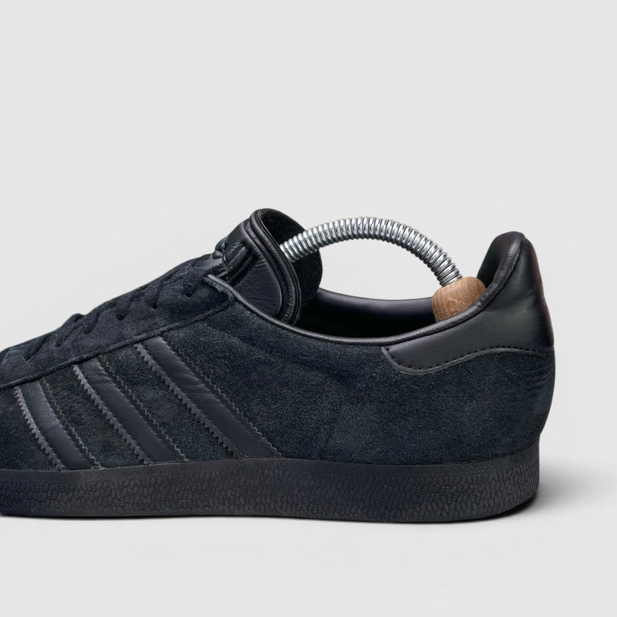 Adidas Gazelle Triple Black — buty sportowe męskie w bardzo dobrym stanie rozmiar 44, boczny profil, lewa strona
