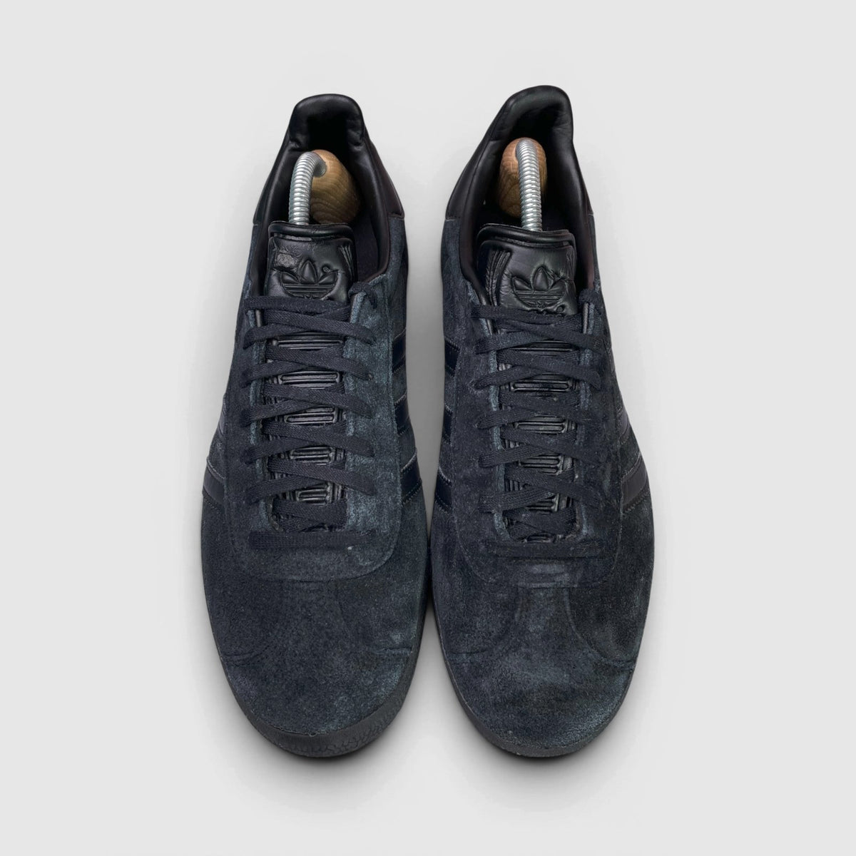 Adidas Gazelle Triple Black — buty sportowe męskie w bardzo dobrym stanie rozmiar 44, widok z przodu