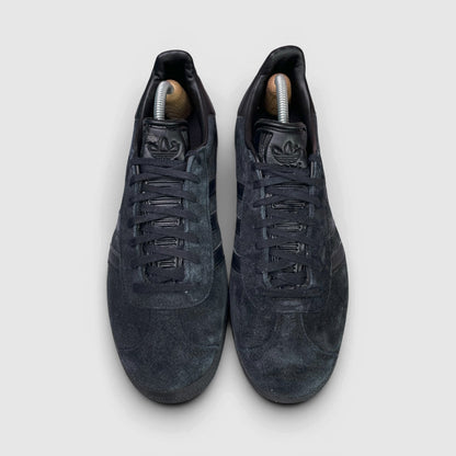 Adidas Gazelle Triple Black — buty sportowe męskie w bardzo dobrym stanie rozmiar 44, widok z przodu