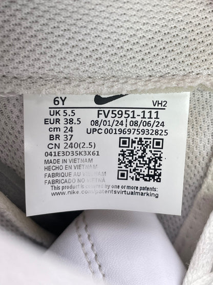 Nike Air Force 1 Low Triple White — buty sportowe damskie w bardzo dobrym stanie rozmiar 38.5, etykieta z kodem modelu FV5951-111