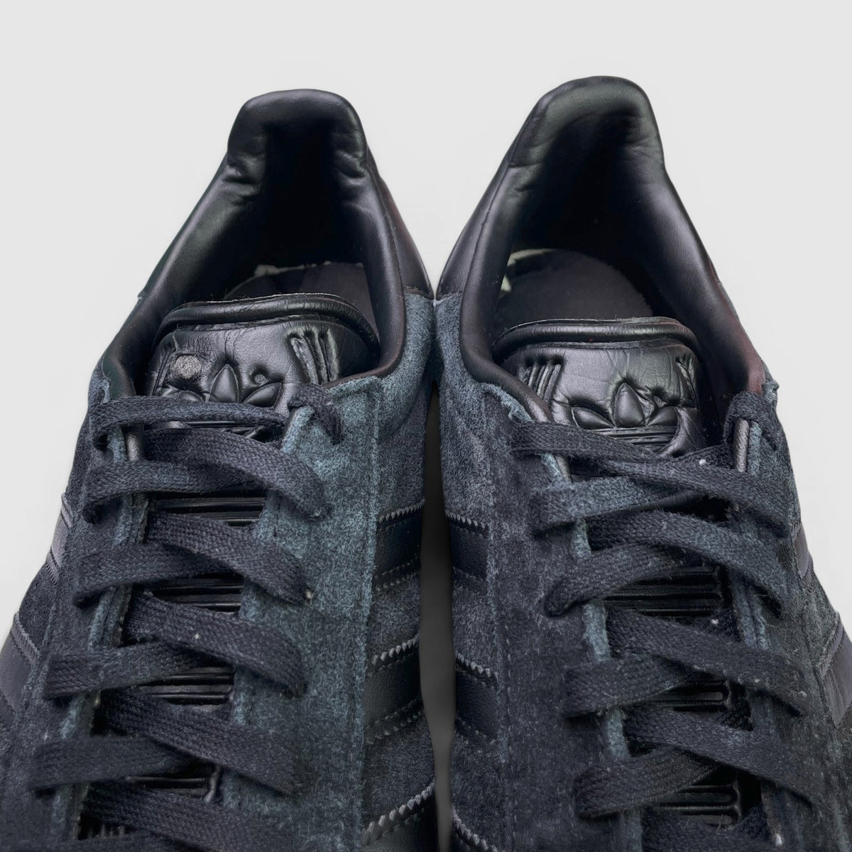 Adidas Gazelle Triple Black — buty sportowe męskie w bardzo dobrym stanie rozmiar 44, detal