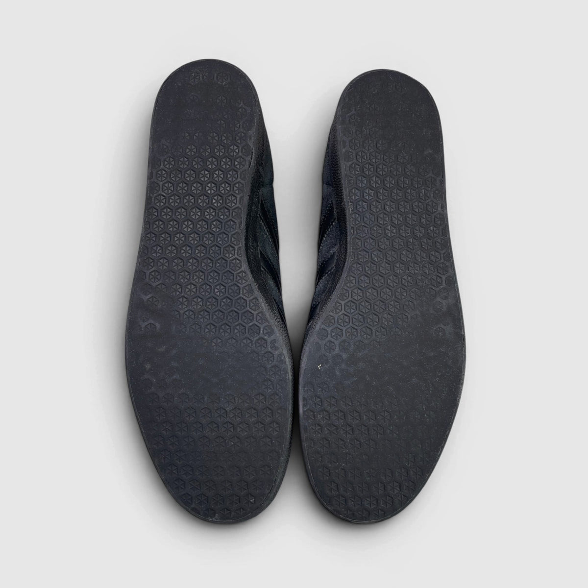 Adidas Gazelle Triple Black — buty sportowe męskie w bardzo dobrym stanie rozmiar 44, podeszwa