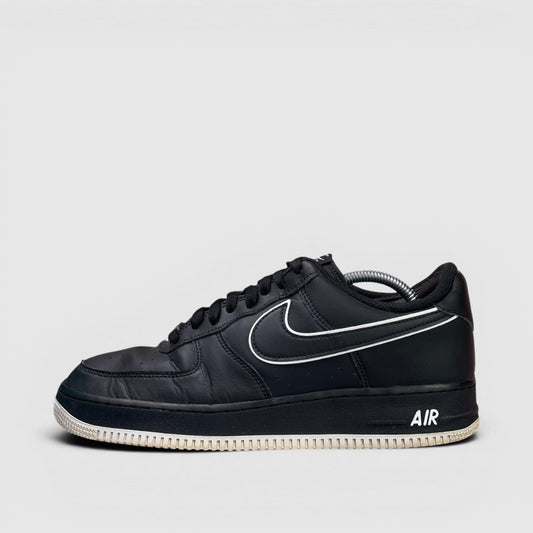 Nike Air Force 1 Low Black White — buty sportowe męskie w bardzo dobrym stanie rozmiar 44, boczny profil, lewa strona