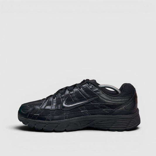 Nike P-6000 Black — buty sportowe męskie w bardzo dobrym stanie rozmiar 45, boczny profil, lewa strona