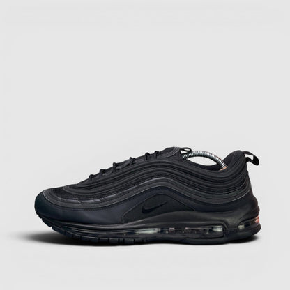 Nike Air Max 97 Triple Black — buty sportowe męskie w bardzo dobrym stanie rozmiar 45, boczny profil, lewa strona