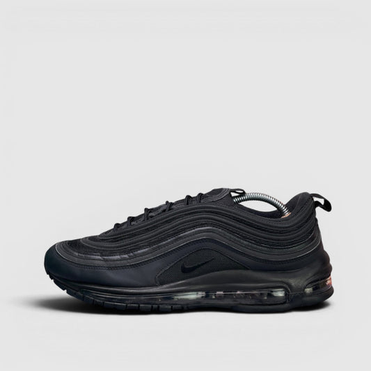 Nike Air Max 97 Triple Black — buty sportowe męskie w bardzo dobrym stanie rozmiar 45, boczny profil, lewa strona