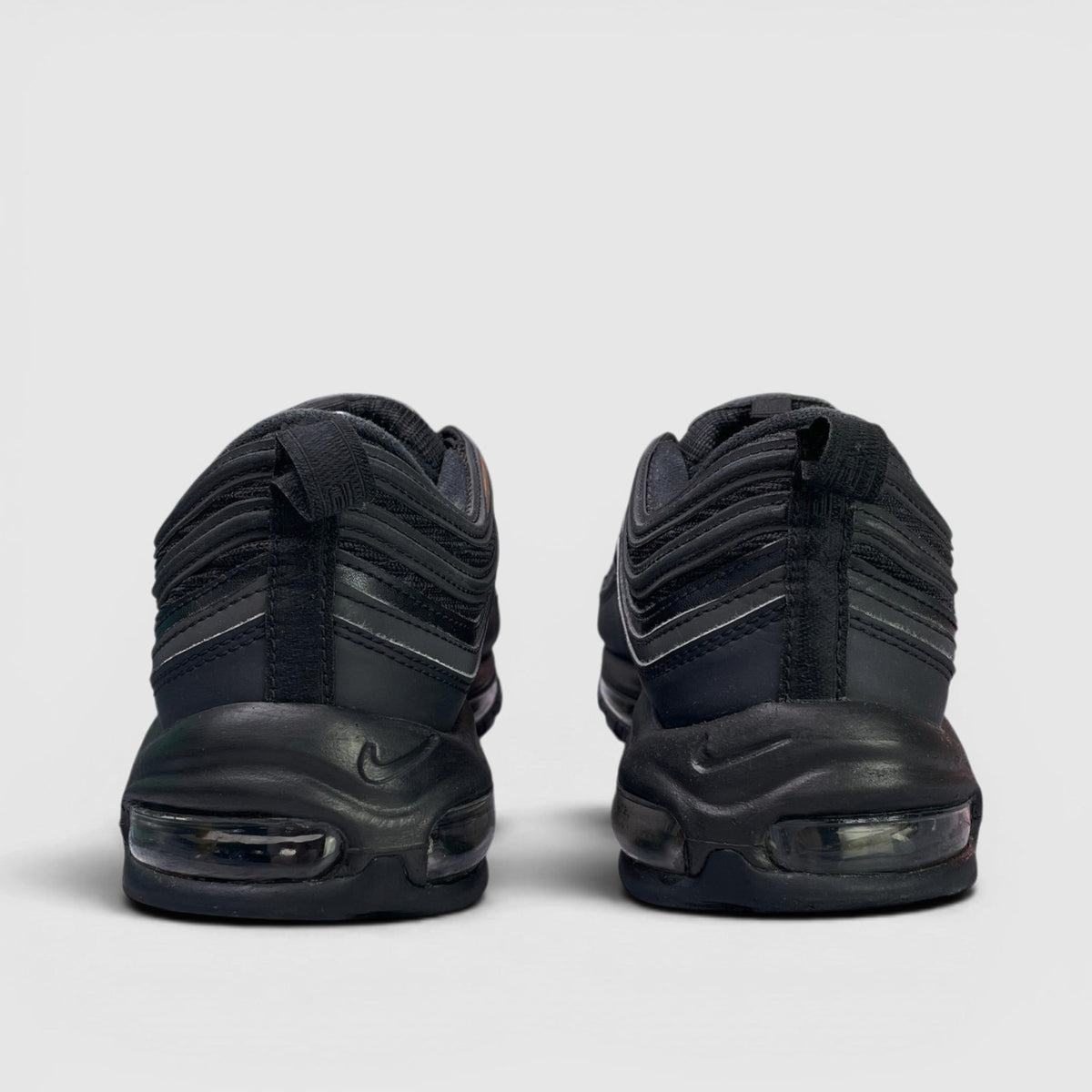 Nike Air Max 97 Triple Black — buty sportowe męskie w bardzo dobrym stanie rozmiar 45, widok z tyłu
