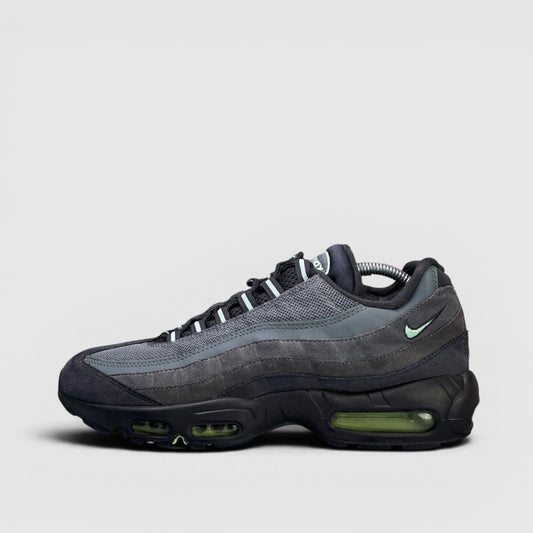 Nike Air Max 95 Vapor Green — buty sportowe męskie w bardzo dobrym stanie rozmiar 44, boczny profil, lewa strona