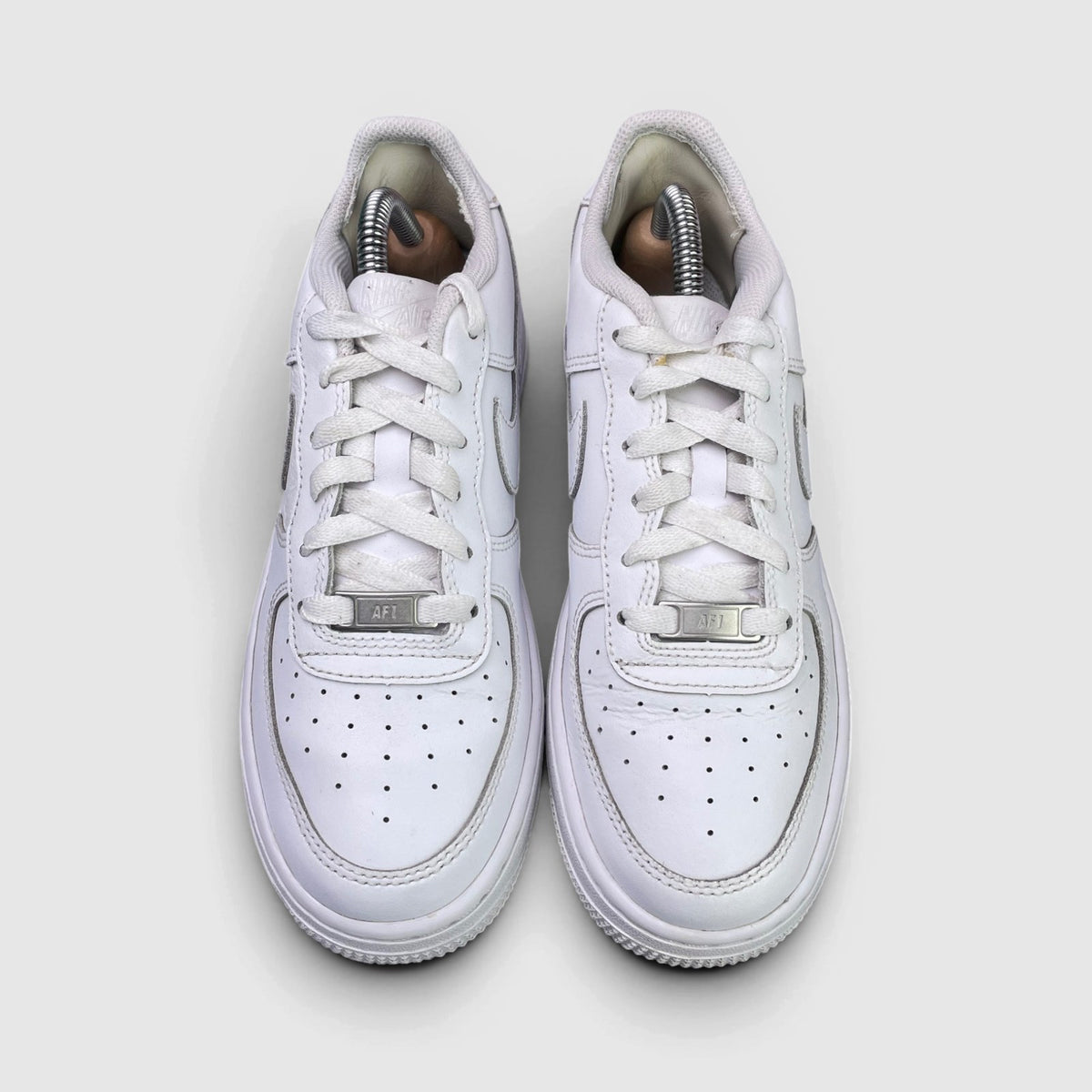 Nike Air Force 1 Low Triple White — buty sportowe damskie w bardzo dobrym stanie rozmiar 38, widok z góry