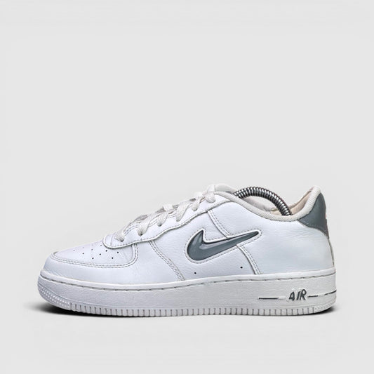 Nike Air Force 1 Low — buty sportowe damskie w bardzo dobrym stanie rozmiar 38, boczny profil, lewa strona
