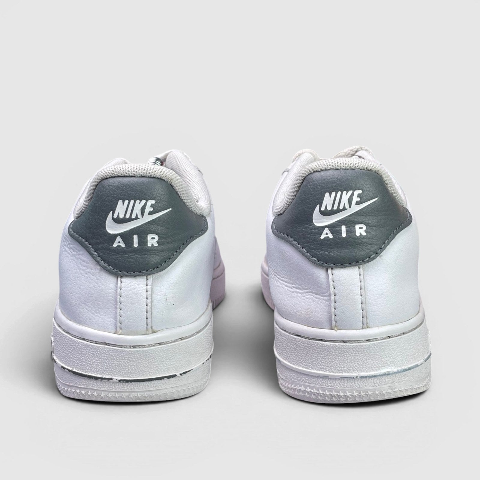 Nike Air Force 1 Low — buty sportowe damskie w bardzo dobrym stanie rozmiar 38, widok z tyłu