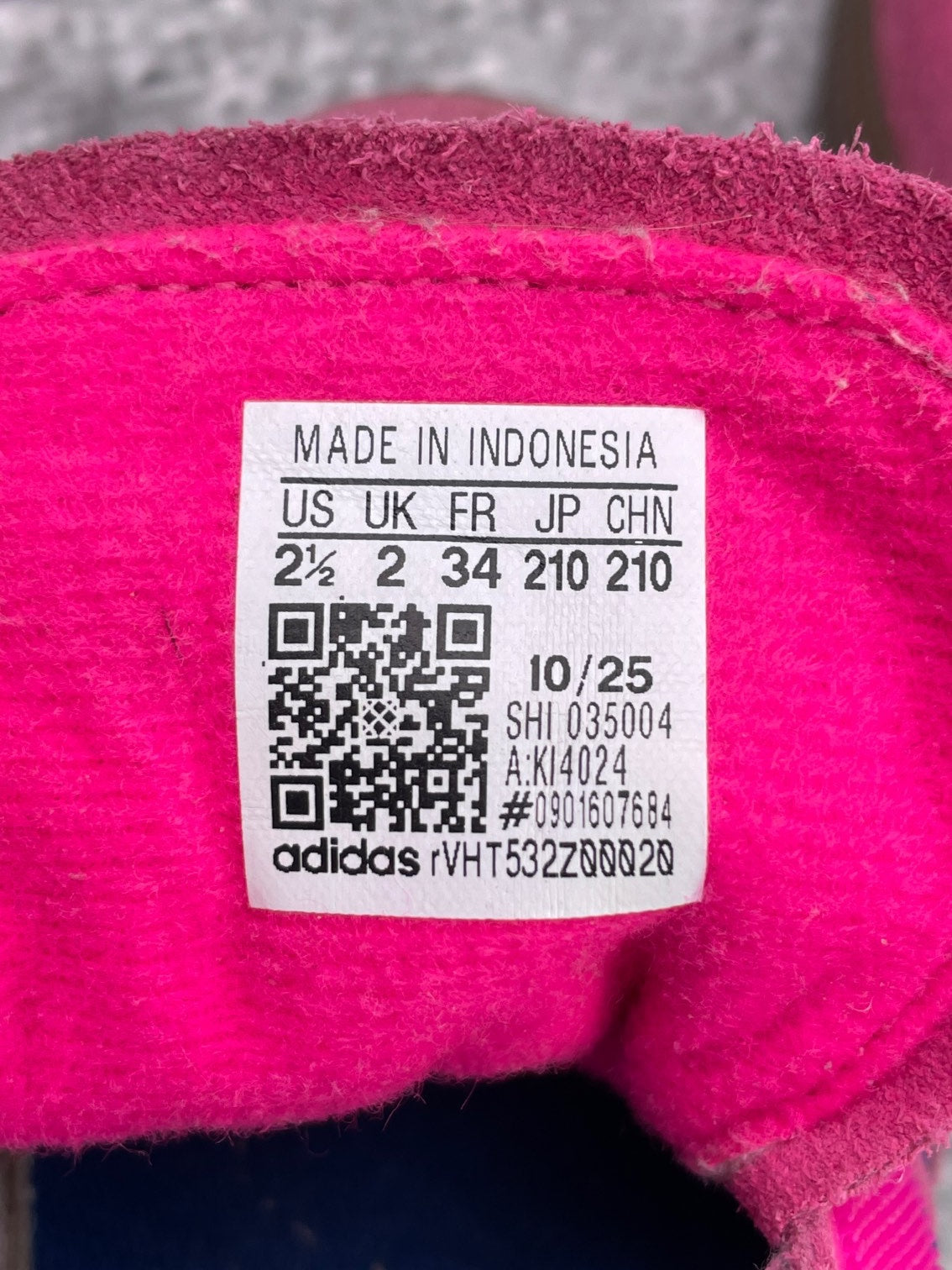 Adidas Spezial — buty sportowe damskie w bardzo dobrym stanie rozmiar 34, etykieta z kodem modelu KI4024