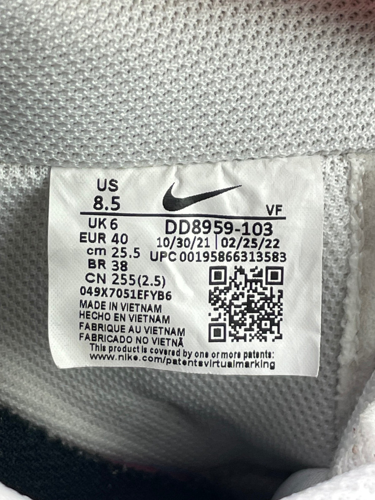 Nike Air Force 1 ’07 White Black — buty sportowe damskie w bardzo dobrym stanie rozmiar 40, etykieta z kodem modelu DD8959-103