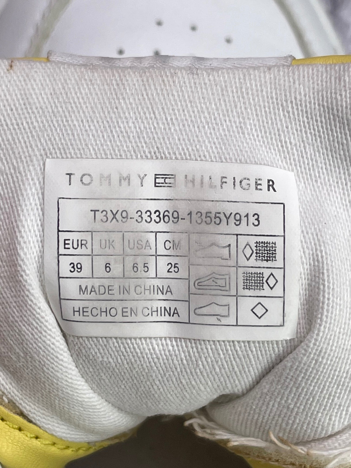 Tommy Hilfiger Flag Low Cut Lace-Up — buty sportowe damskie w bardzo dobrym stanie rozmiar 39, etykieta z kodem modelu T3X9-33369-1355Y913