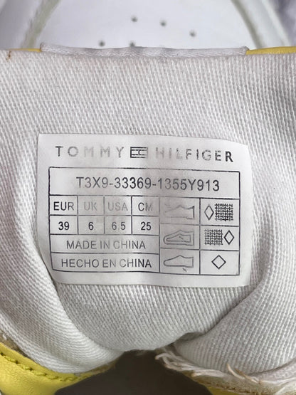 Tommy Hilfiger Flag Low Cut Lace-Up — buty sportowe damskie w bardzo dobrym stanie rozmiar 39, etykieta z kodem modelu T3X9-33369-1355Y913