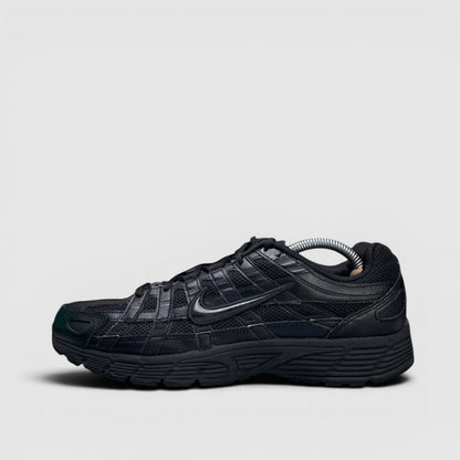 Nike P-6000 Black — buty sportowe męskie w bardzo dobrym stanie rozmiar 44, boczny profil, prawa strona
