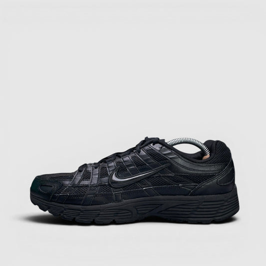 Nike P-6000 Black — buty sportowe męskie w bardzo dobrym stanie rozmiar 44, boczny profil, prawa strona