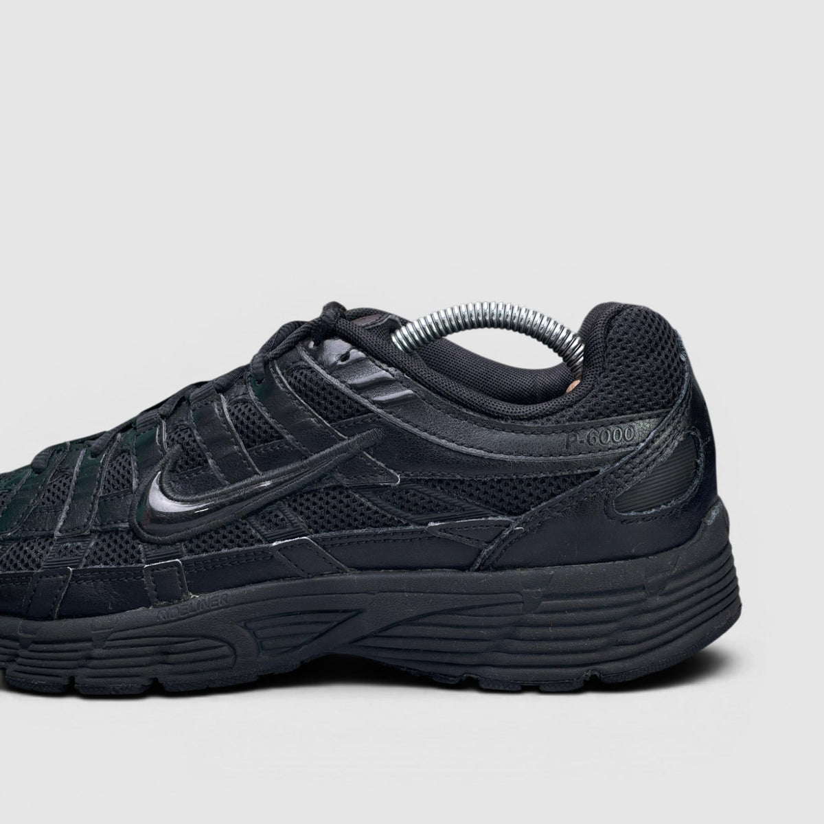 Nike P-6000 Black — buty sportowe męskie w bardzo dobrym stanie rozmiar 44, boczny profil, lewa strona
