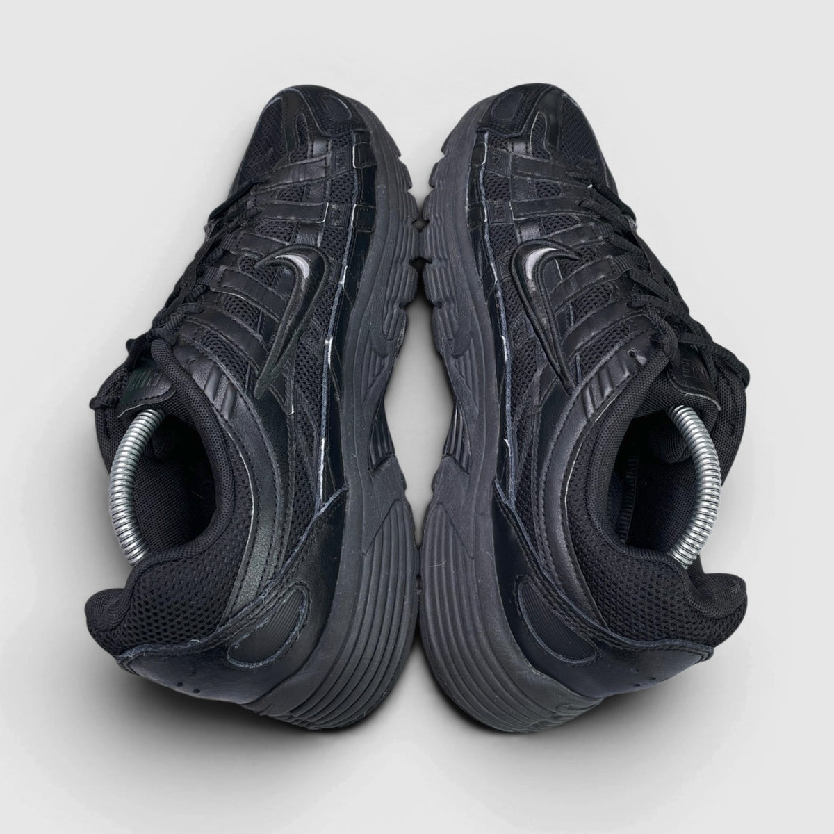 Nike P-6000 Black — buty sportowe męskie w bardzo dobrym stanie rozmiar 44, widok z góry