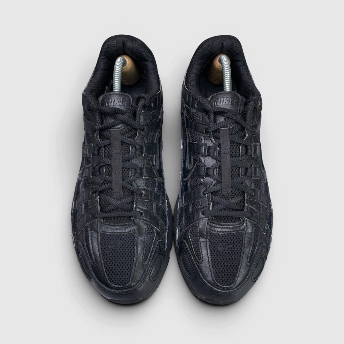Nike P-6000 Black — buty sportowe męskie w bardzo dobrym stanie rozmiar 44, widok z góry