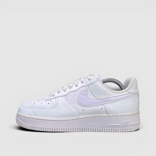 Nike Air Force 1 Low — buty sportowe damskie w bardzo dobrym stanie rozmiar 38.5, boczny profil, lewa strona