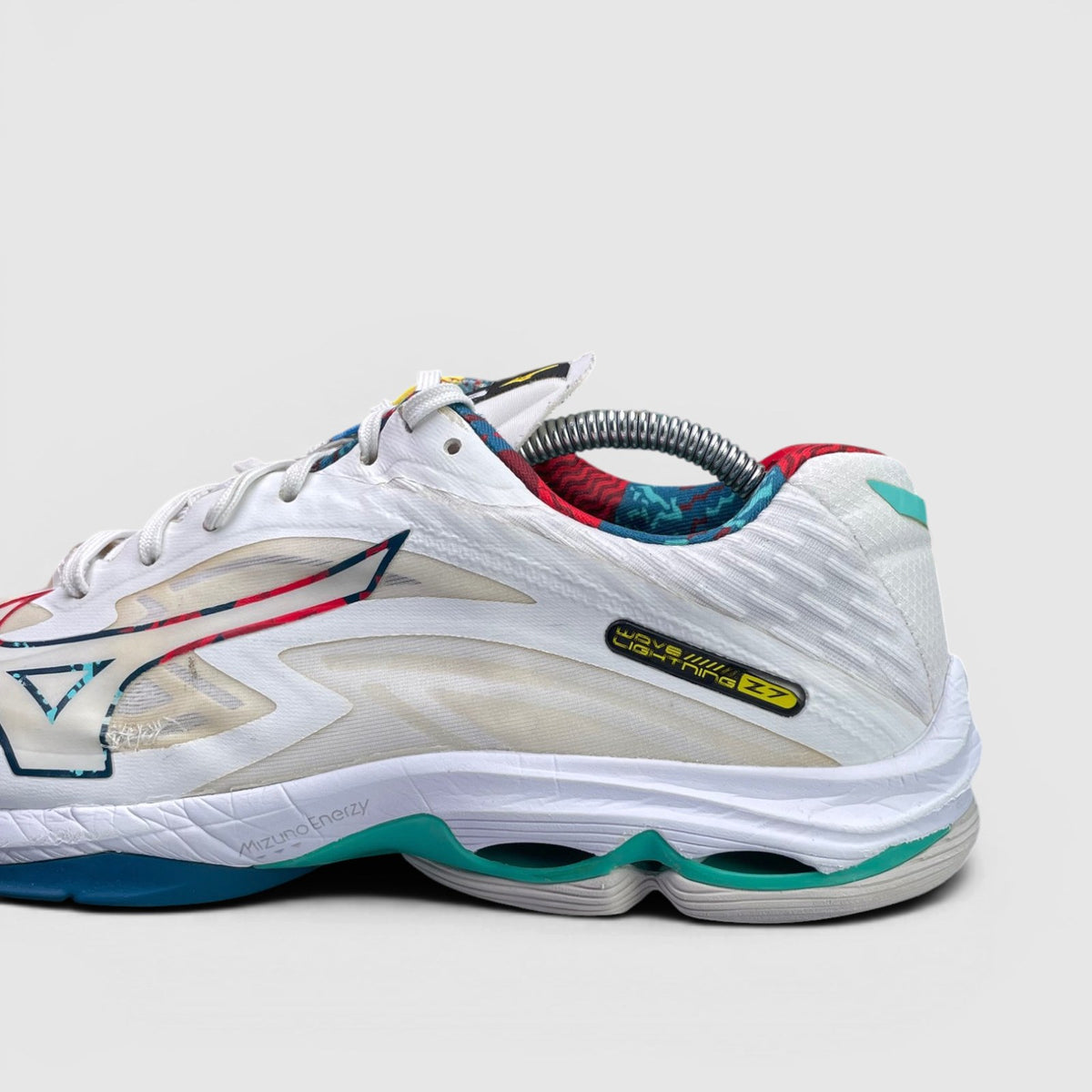 Mizuno Wave Lightning Z7 — buty sportowe męskie w bardzo dobrym stanie rozmiar 43, boczny profil, lewa strona