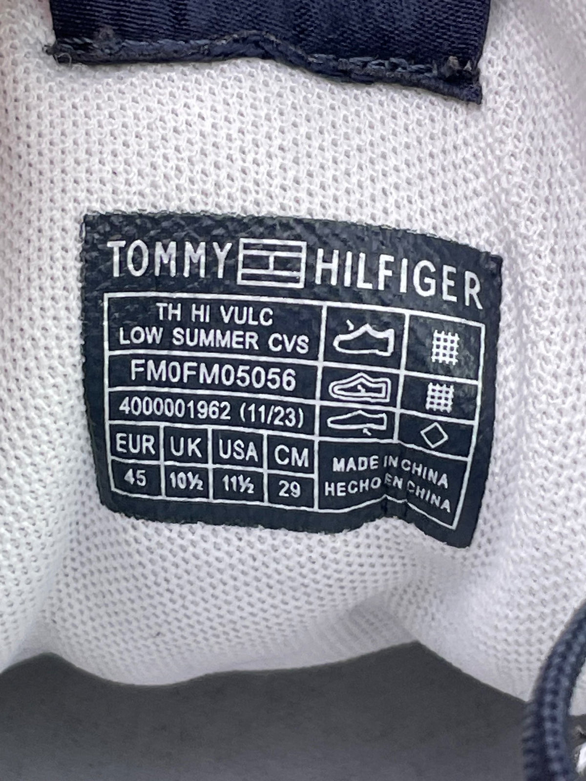 Tommy Hilfiger Sneakers — buty sportowe męskie w bardzo dobrym stanie rozmiar 45, etykieta z kodem modelu FM0FM05056