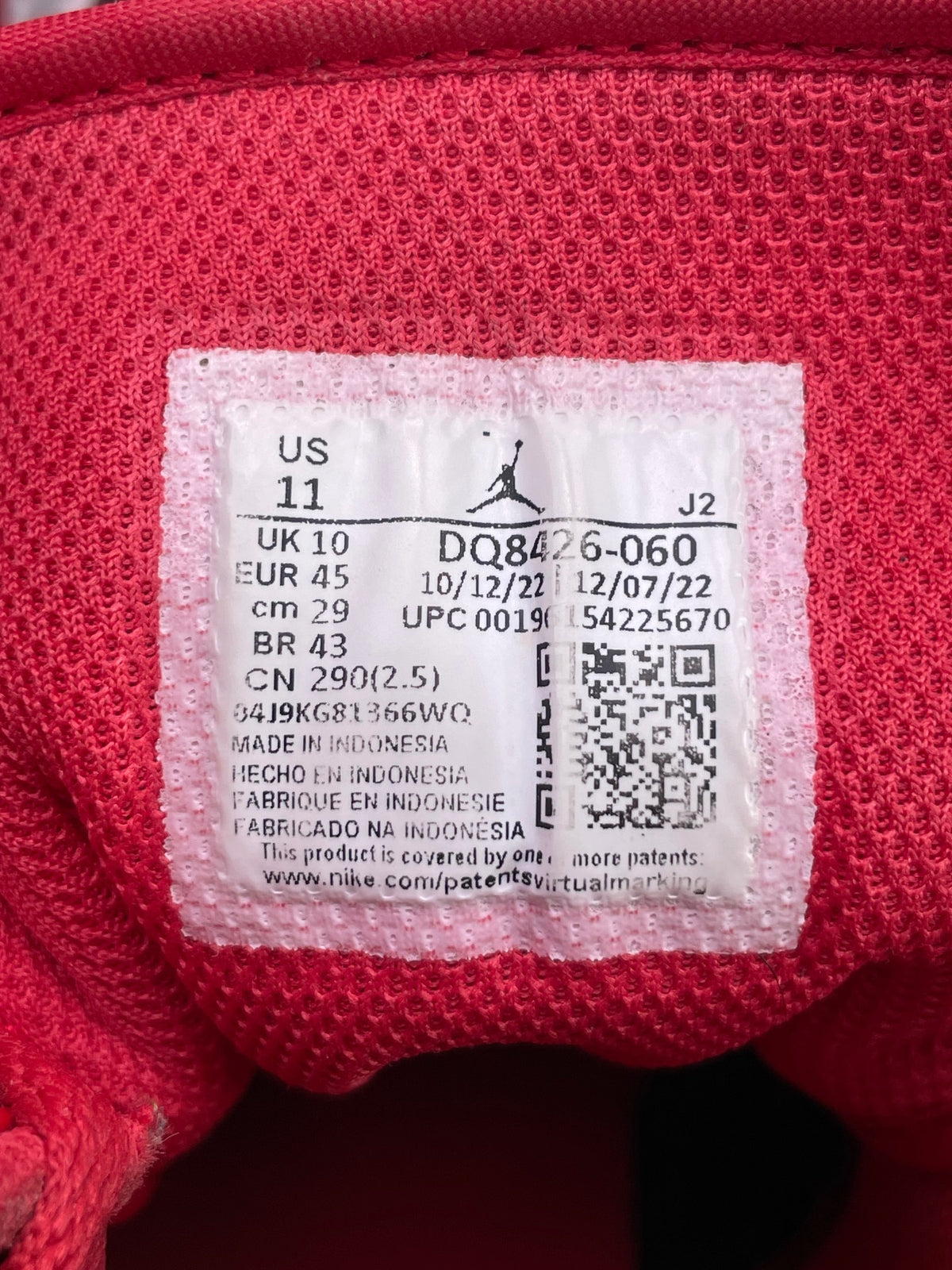 Nike Air Jordan 1 Mid Alternate Bred — buty sportowe męskie w bardzo dobrym stanie rozmiar 45, etykieta z kodem modelu DQ8426-060