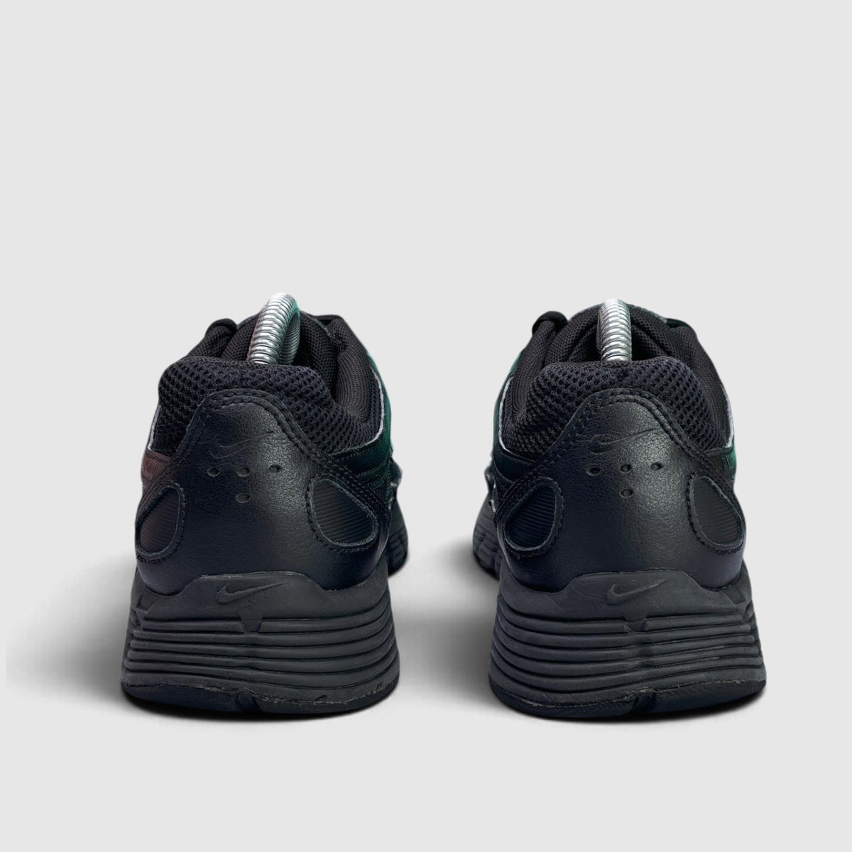 Nike P-6000 Black — buty sportowe męskie w bardzo dobrym stanie rozmiar 42, widok z tyłu