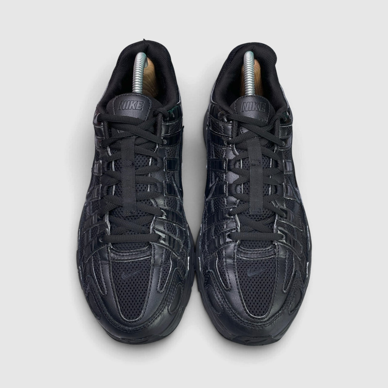 Nike P-6000 Black — buty sportowe męskie w bardzo dobrym stanie rozmiar 42, widok z góry