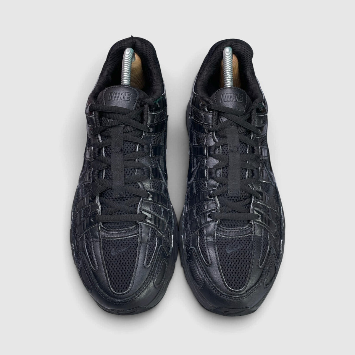 Nike P-6000 Black — buty sportowe męskie w bardzo dobrym stanie rozmiar 42, widok z góry