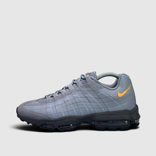 Nike Air Max 95 Ultra, buty sportowe męskie w bardzo dobrym stanie rozmiar 41, boczny profil, lewa strona
