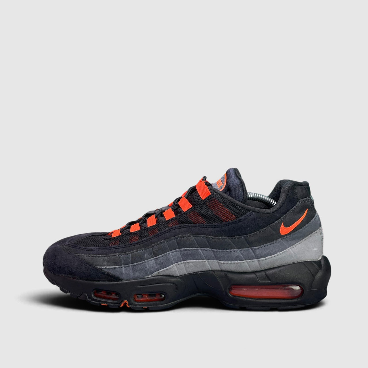 Nike Air Max 95 Hyper Crimson, buty sportowe męskie w bardzo dobrym stanie rozmiar 46, boczny profil, lewa strona