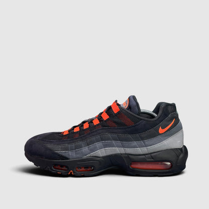 Nike Air Max 95 Hyper Crimson, buty sportowe męskie w bardzo dobrym stanie rozmiar 46, boczny profil, lewa strona