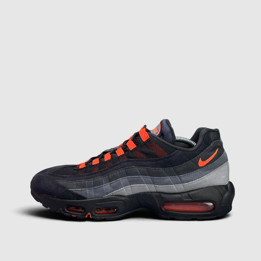 Nike Air Max 95 Hyper Crimson, buty sportowe męskie w bardzo dobrym stanie rozmiar 46, boczny profil, lewa strona