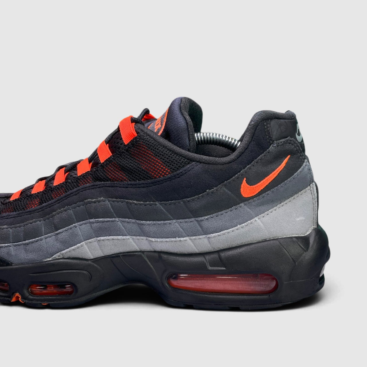 Nike Air Max 95 Hyper Crimson, buty sportowe męskie w bardzo dobrym stanie rozmiar 46, boczny profil, lewa strona