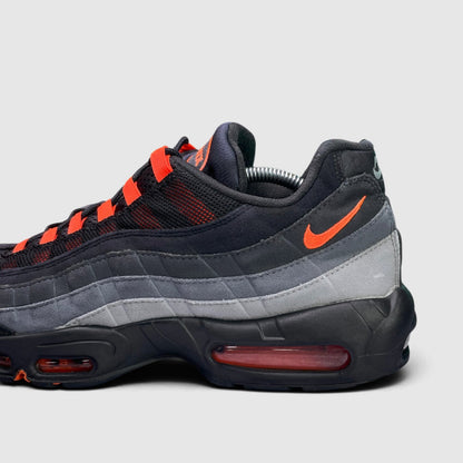 Nike Air Max 95 Hyper Crimson, buty sportowe męskie w bardzo dobrym stanie rozmiar 46, boczny profil, lewa strona