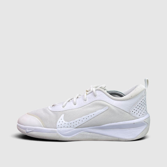 Nike Omni-Multi Court, buty sportowe damskie w bardzo dobrym stanie rozmiar 40, boczny profil, lewa strona