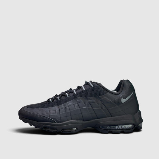 Nike Air Max 95 Ultra, buty sportowe męskie w bardzo dobrym stanie rozmiar 46, boczny profil, lewa strona