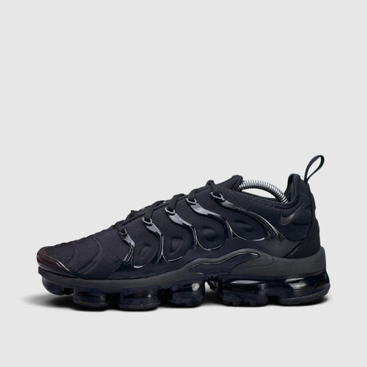 Nike Air VaporMax Plus Triple Black, buty sportowe męskie w bardzo dobrym stanie rozmiar 44, boczny profil, lewa strona
