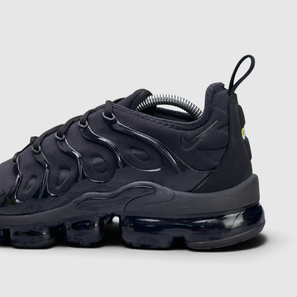 Nike Air VaporMax Plus Triple Black, buty sportowe męskie w bardzo dobrym stanie rozmiar 44, boczny profil, lewa strona