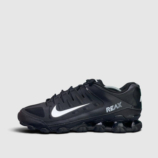 Nike Reax 8 TR Black White, buty sportowe męskie w bardzo dobrym stanie rozmiar 45, boczny profil, prawa strona