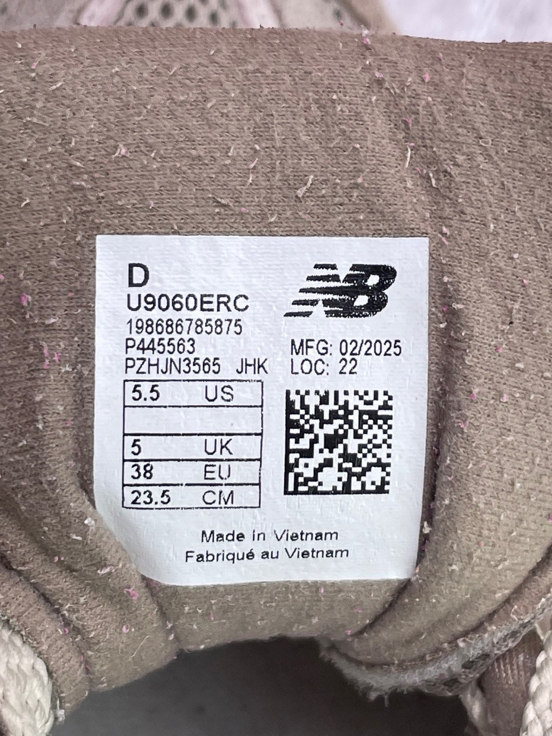 New Balance 9060 Mushroom Arid Stone — buty sportowe damskie w bardzo dobrym stanie rozmiar 38, etykieta z kodem modelu U9060ERC